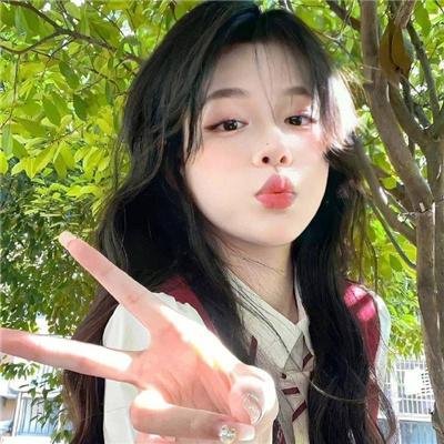 穿黄睡衣的女孩